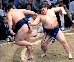 Kotomitsuki keeps heat on at autumn sumo